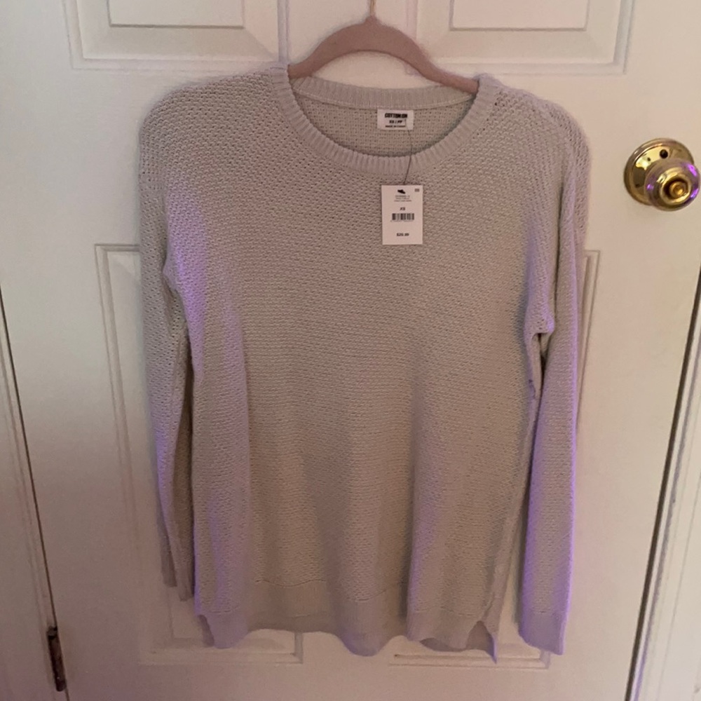 cute plain grey sweater!!